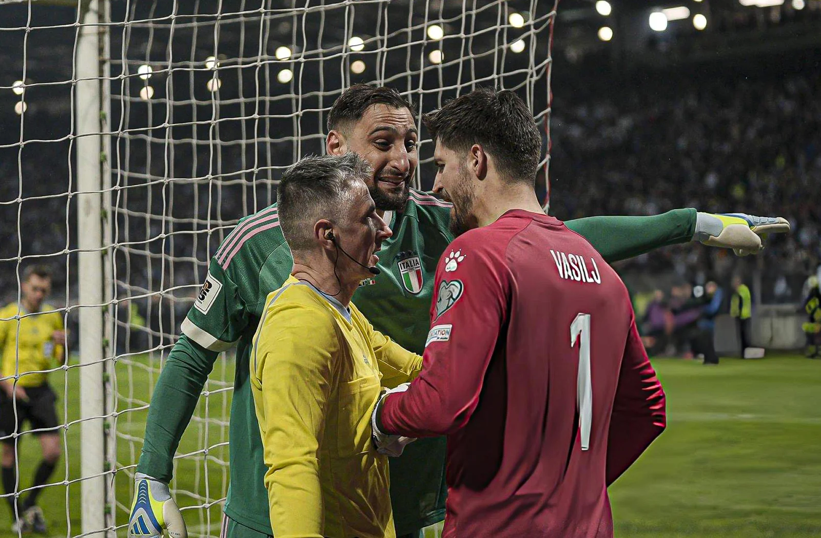 Escándalo total: Vasilj le roba la “tarjeta” a Donnarumma y desata el caos en los penales