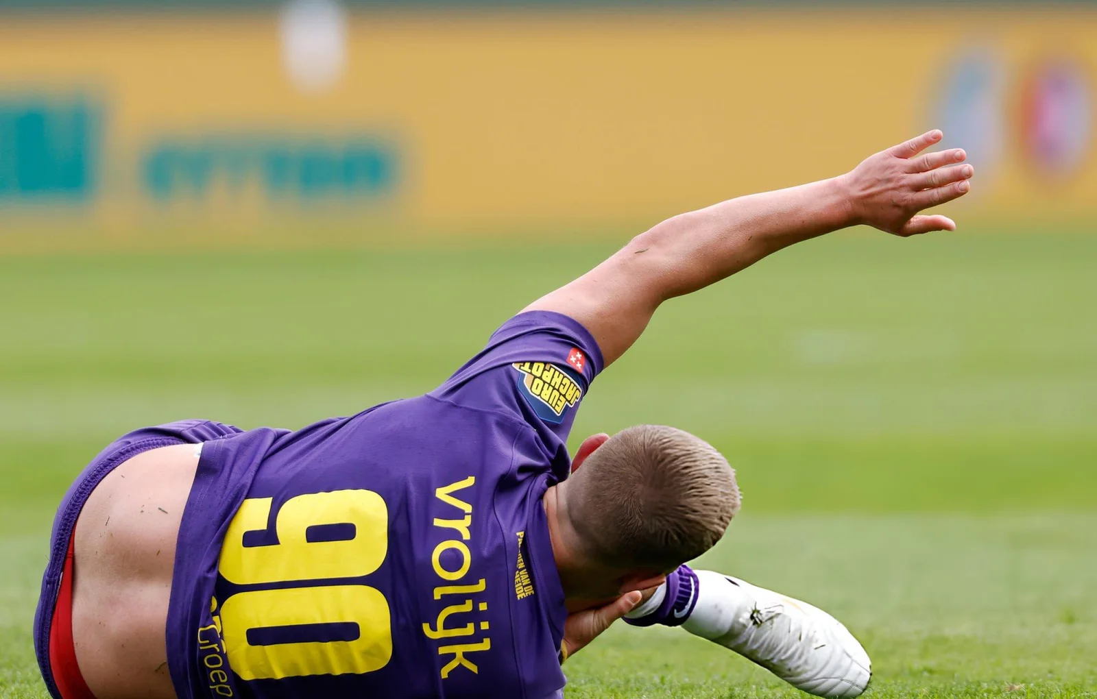 Lewis Holtby sufrió un feo corte tras una colisión con Justin Hubner en la Eredivisie.