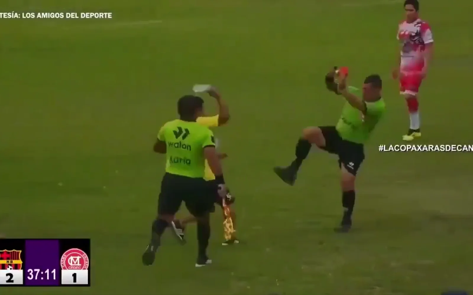 Escándalo en la Copa Perú: un árbitro se defendió con una patada tras un botellazo