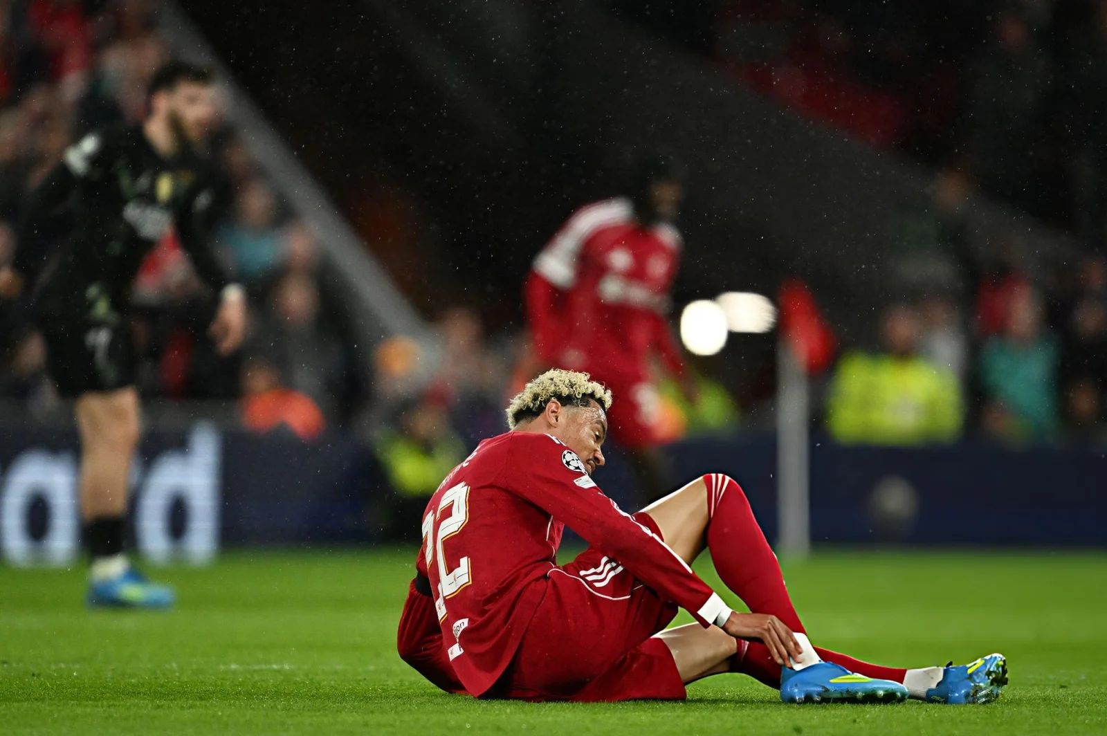 Ekitiké salió lesionado y en camilla: preocupación total a dos meses del Mundial