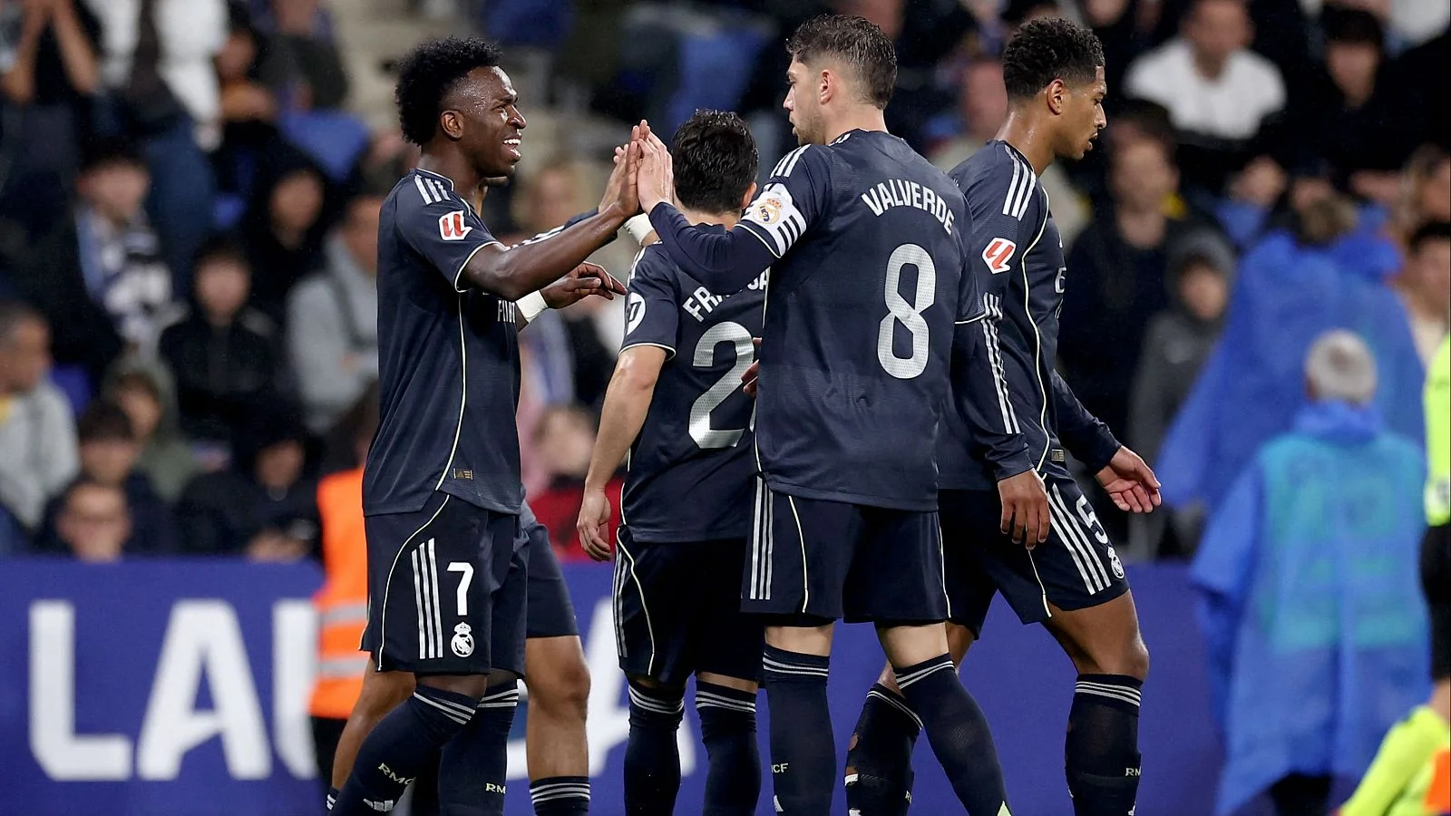 Real Madrid evitó el pasillo al Barcelona y venció al Espanyol con doblete de Vinicius