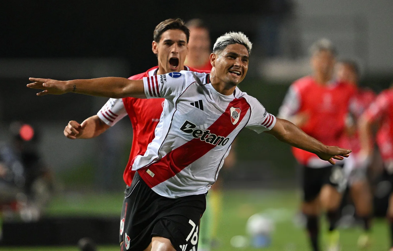 Con Viña de arquero y un gol agónico de Salas, River venció a Carabobo y quedó líder