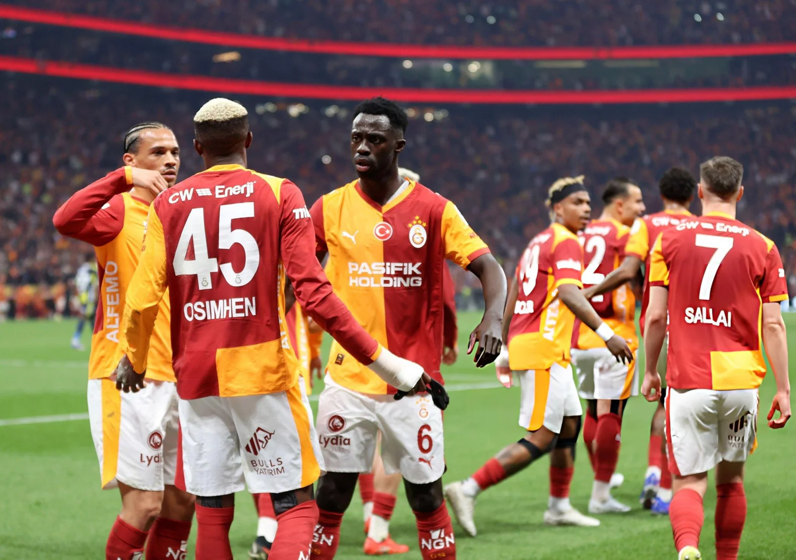 Galatasaray goleó a Fenerbahce y quedó a un paso del título
