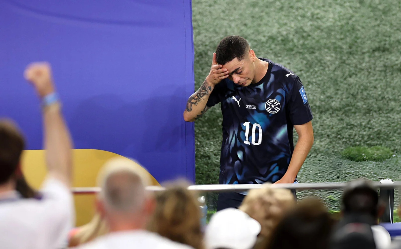Almirón hizo historia: primera expulsión por la nueva regla de FIFA en un Mundial